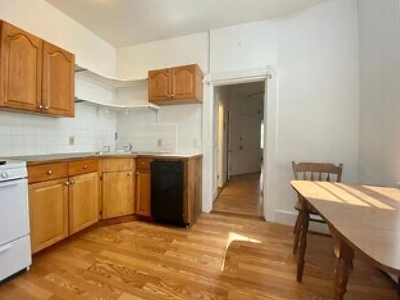 3rd image of 32 Cunard St