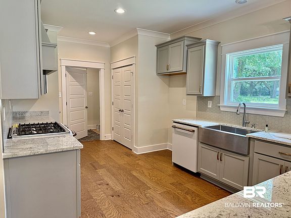 5th image of 14682 Camelia St