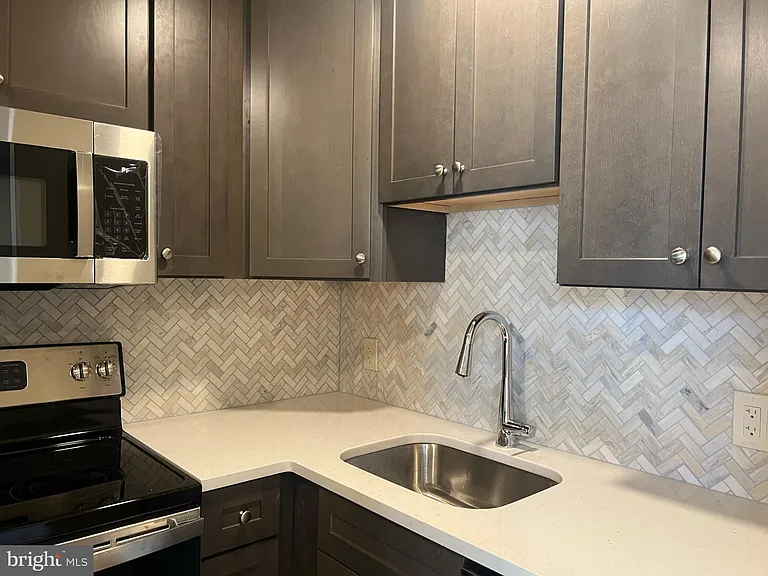 526 Broad St — Photo 9
