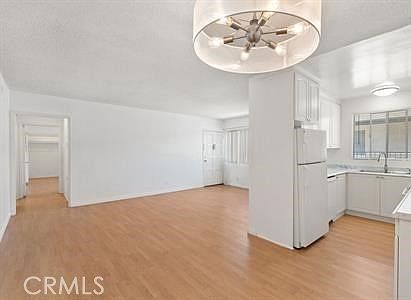 5th image of 1288 Barry Ave