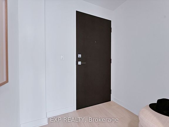 2nd image of 2221 Yonge St #2711