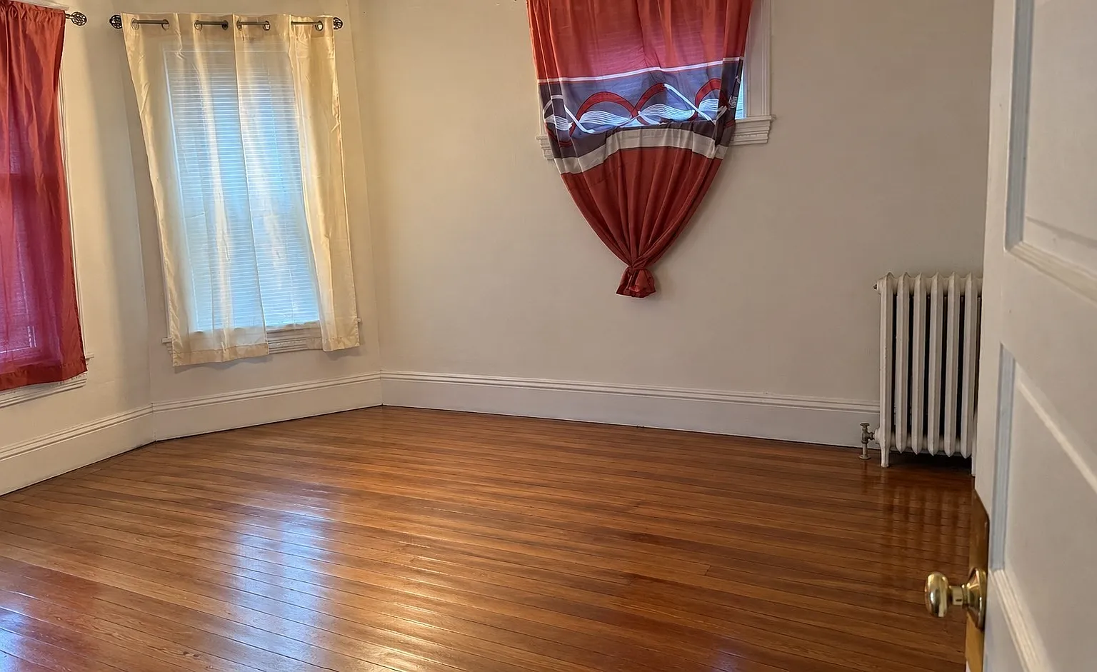 3 bed, 1.0 bath, 1100 sqft, $2,995 — Photo 2