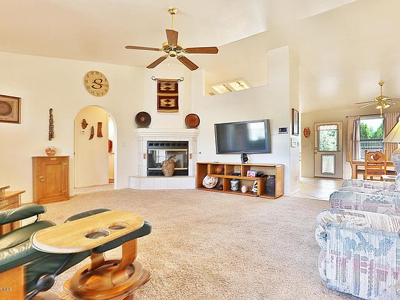 5th image of 832 Village Cir