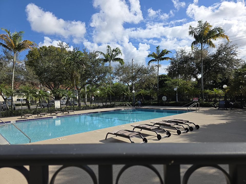 1st image of 1542 Lake Crystal Dr #1542H