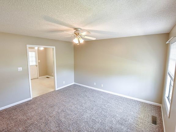 4th image of 977 Applegrove Cir