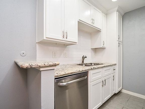 4th image of 1223 Augusta Dr APT 19