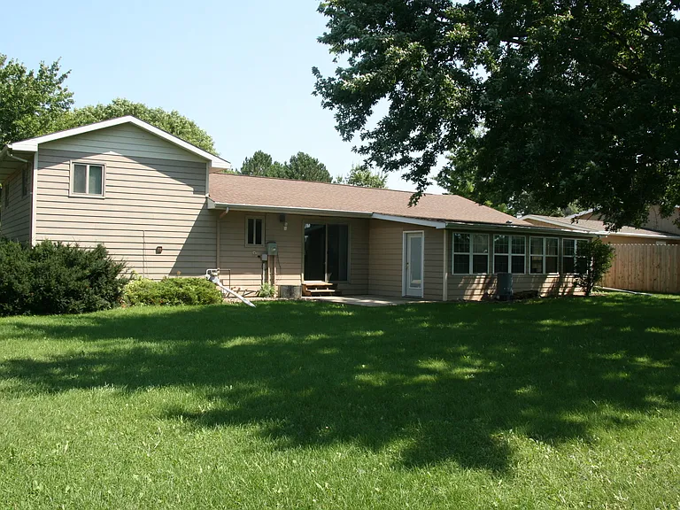 361 Sunset Dr — Photo 3