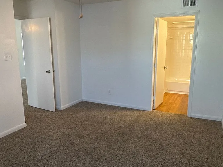 Emerald Cove Apartments — Photo 124