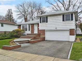 6 Avery Ln, Plainview, NY 11803