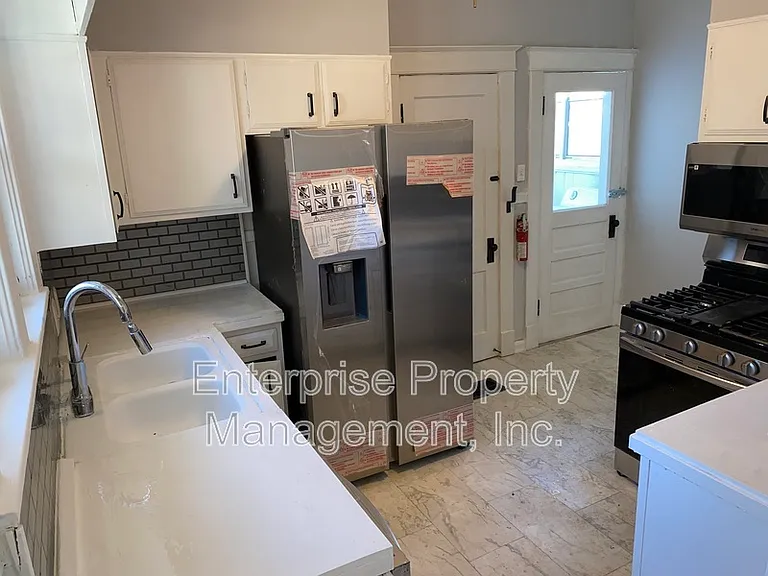414 N Willett St — Photo 13