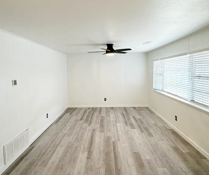 685 N Leverett Ave — Photo 4