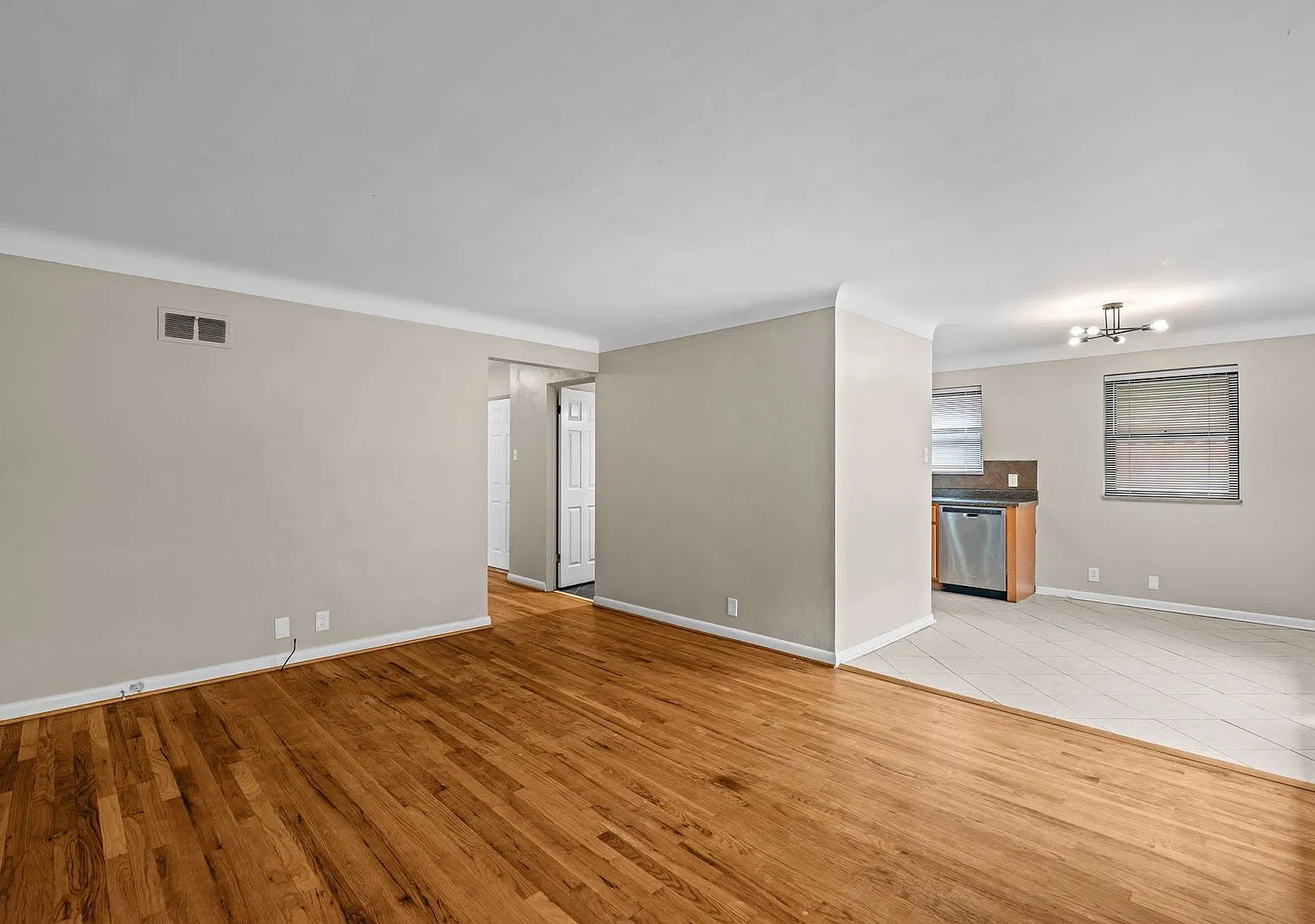 Spacious 3 Bedroom in Webster Groves — Photo 2