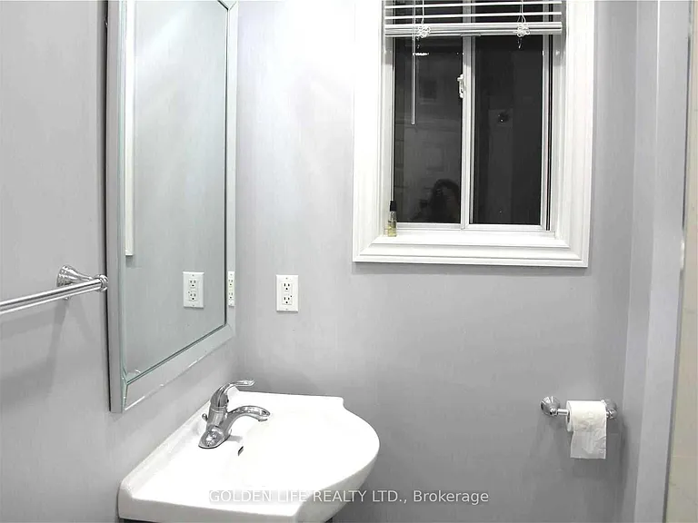 786 Pape Ave #UPPER — Photo 14