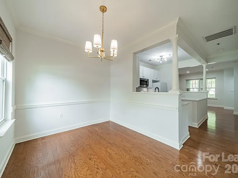 642 E 9th St — Photo 19