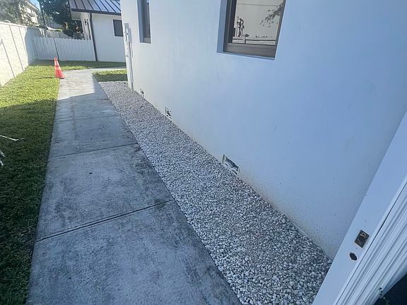 2nd image of 160 E 34th St #160