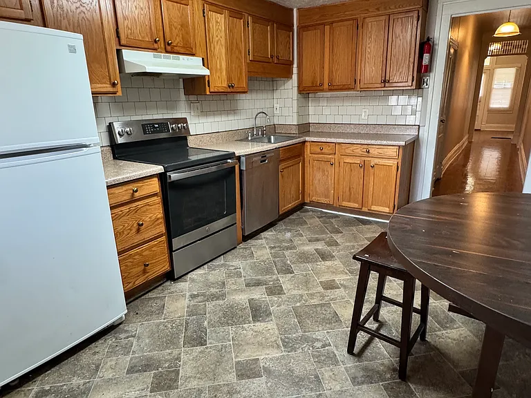 698 Queen St SW #1 — Photo 1