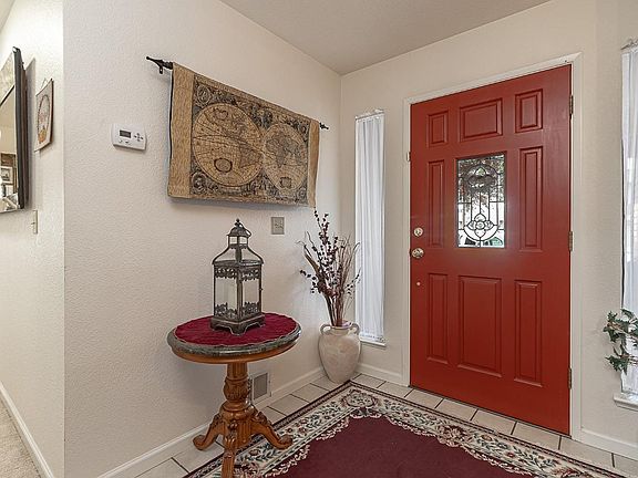 5th image of 909 Rugby Ln