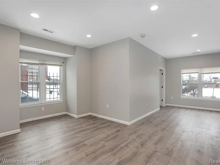 1119 Custer St — Photo 5