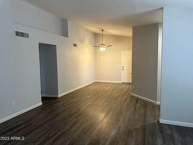314 E Hartford Ave — Photo 10