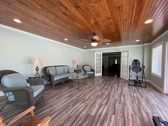 5th image of 221 Hillview Dr