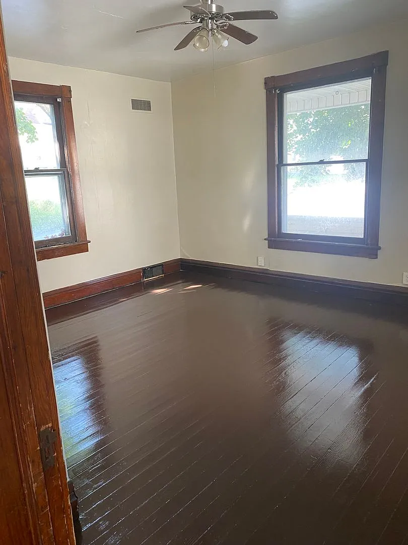 3 Bdrm 2 Car Garage — Photo 2