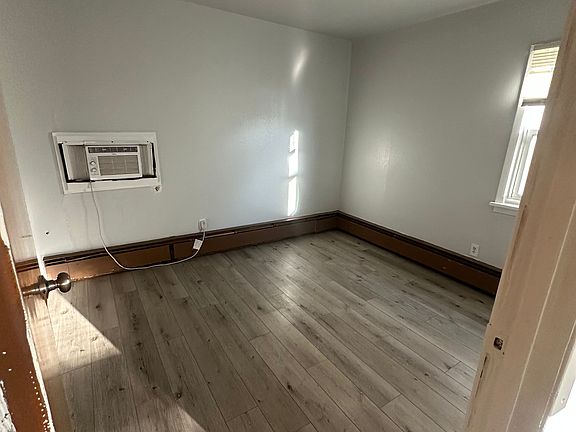 5th image of 208 4th Ave NE