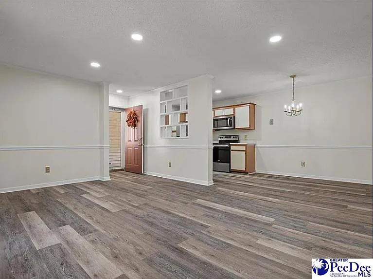 701 Coventry Ln — Photo 9