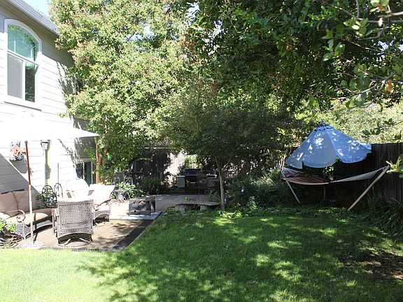 5th image of 413 Seaton Dr