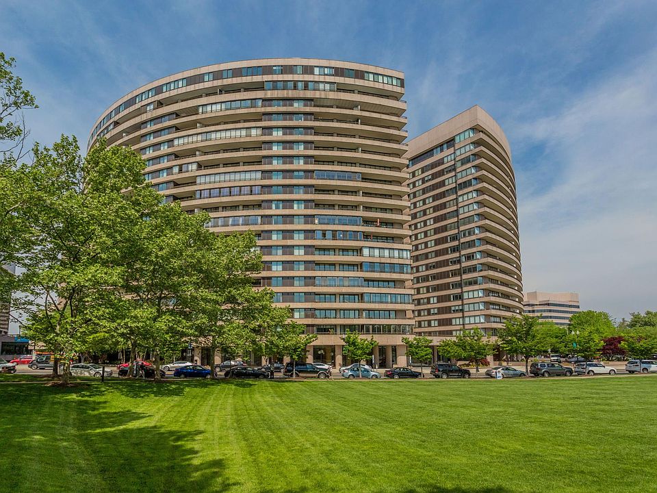 1st image of 1300 Crystal Dr APT 704S