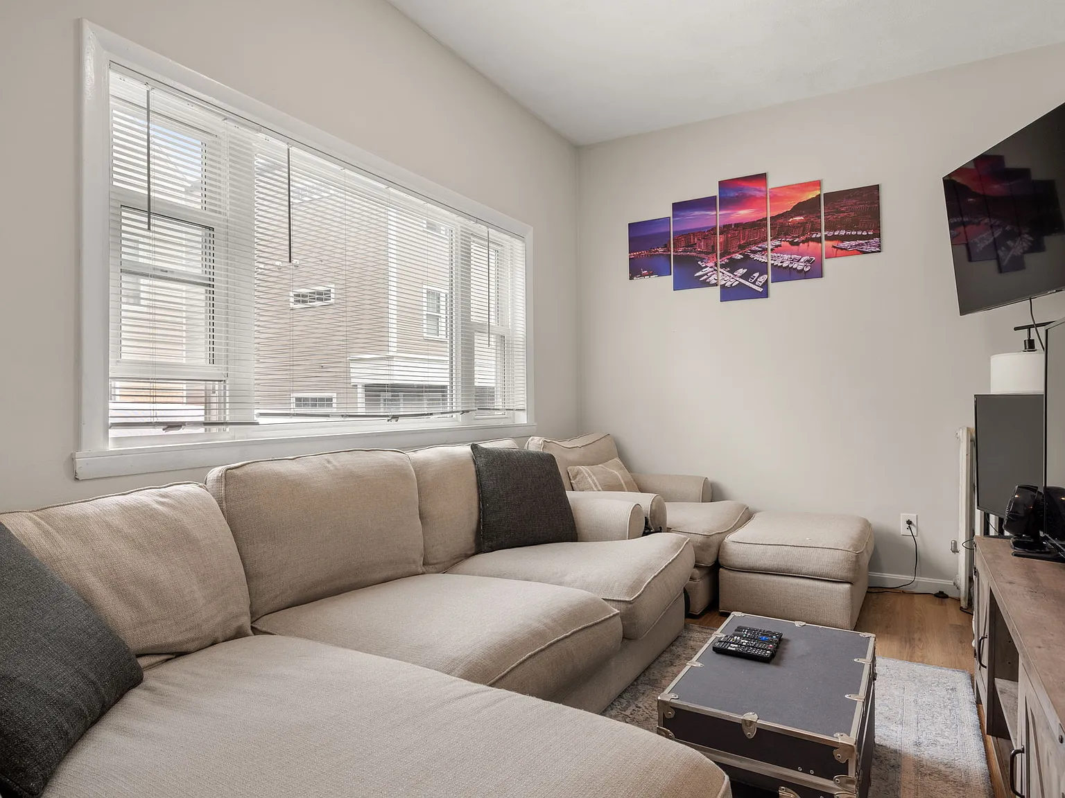 4 bed, 2.5 bath, 1430 sqft, $5,600 — Photo 2