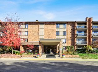 201 Lake Hinsdale Dr APT 104, Willowbrook, IL 60527