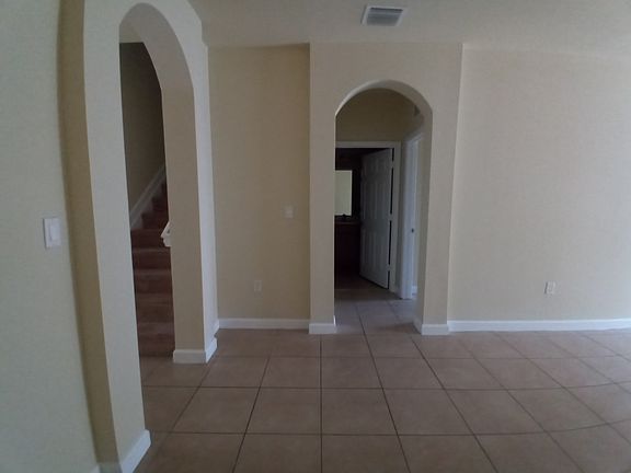 Intersection column: To the left are the stairs and further down, the kitchen and the patio door. In front, we have the bathroom, and to the right, the 1st floor bedroom