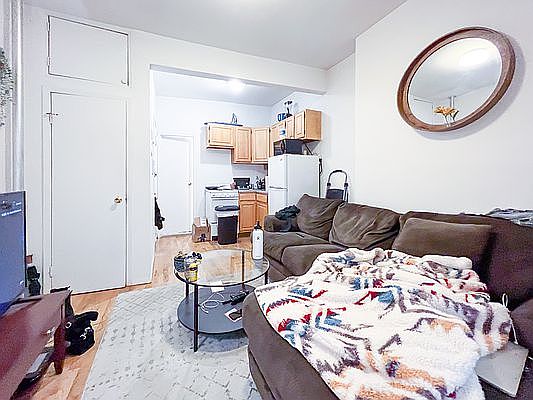 5th image of 337 E 6th St APT 1