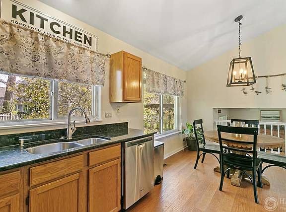 3rd image of 1325 Amherst Ct