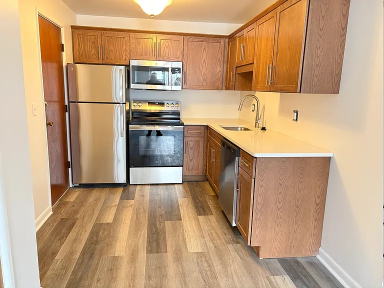 Lexington St Apartments — Photo 10