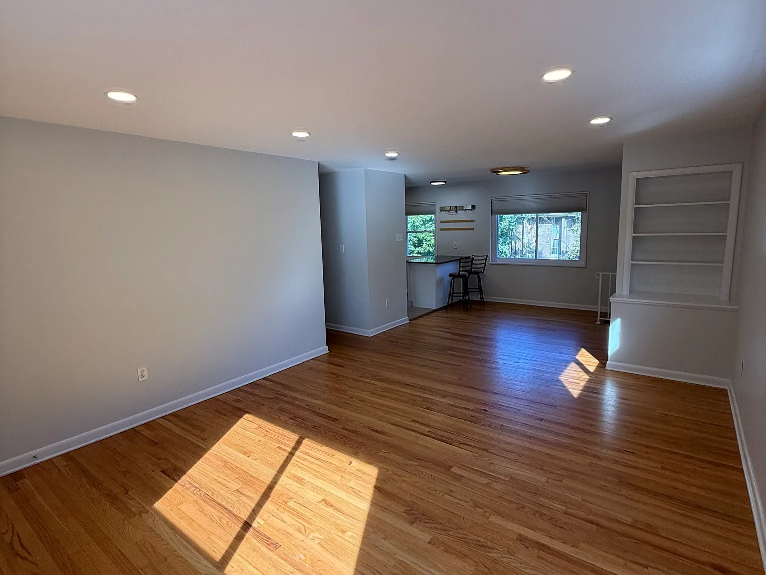 3 bed, 1.5 bath, 1904 sqft, $2,600 — Photo 2