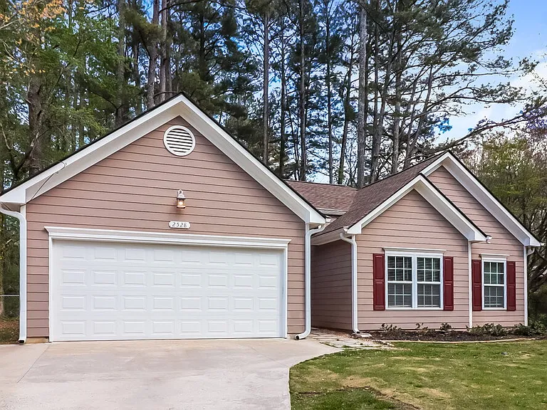 2528 Fairway Cir SW — Photo 2