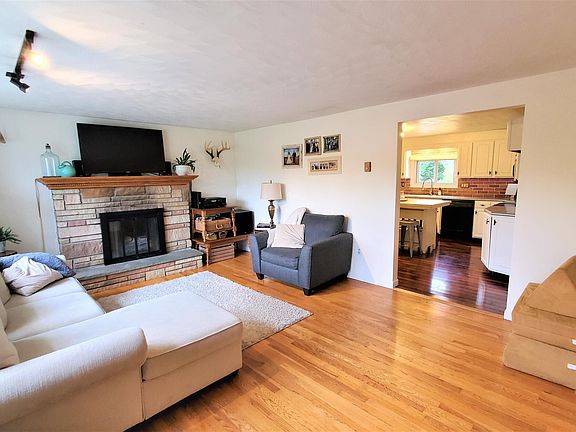 5th image of 634 Plum St