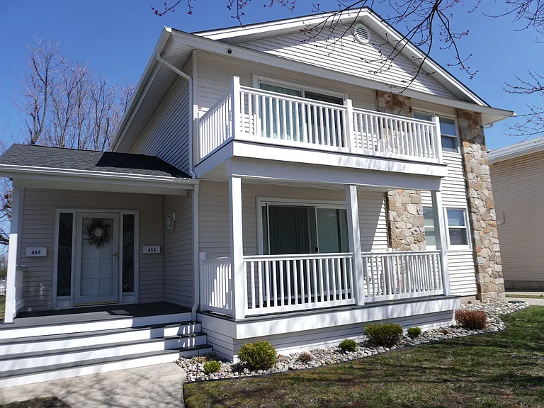 453 Berkshire Dr — Photo 1