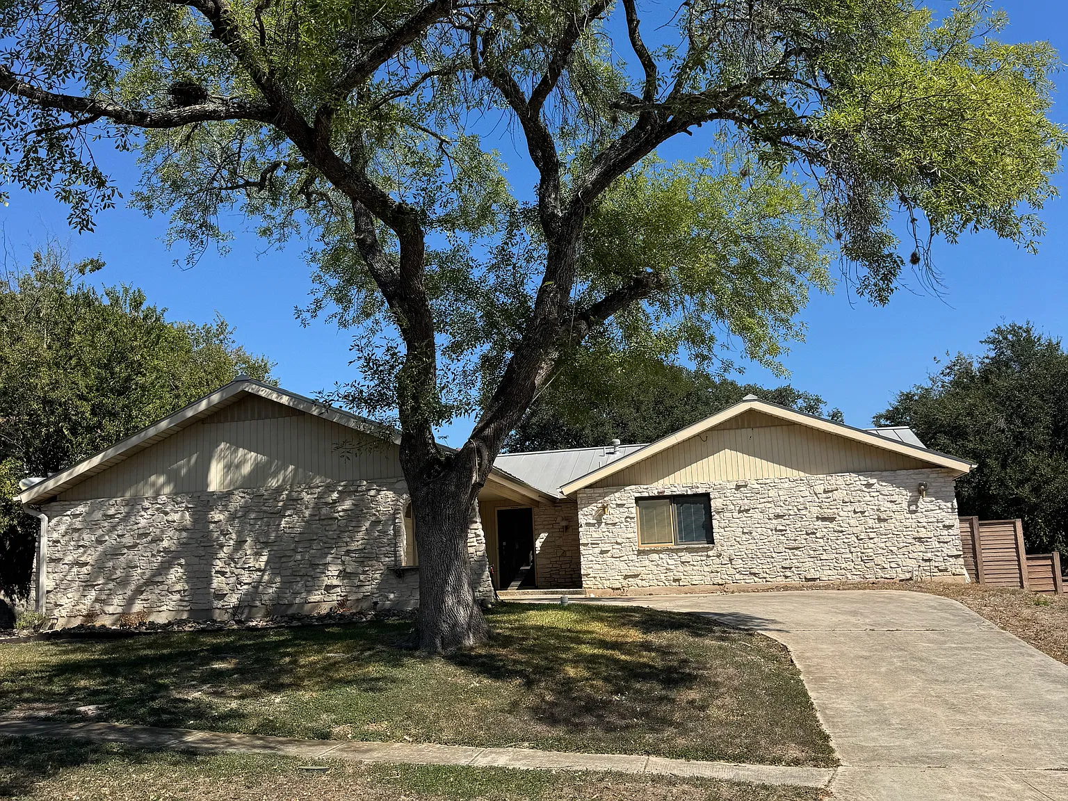 4 bed, 1844 sqft, $2,295 — Photo 2