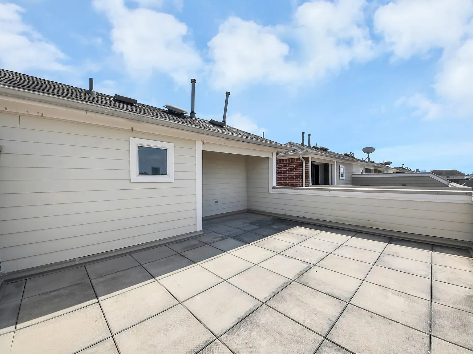 3 bed, 3.5 bath, 2295 sqft, $2,800 — Photo 4