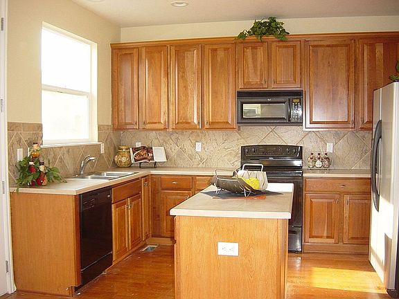 Big kitchen with island and 42" cabinets