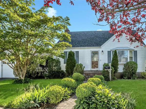 2 Saint Martin Street, Bethpage, NY 11714