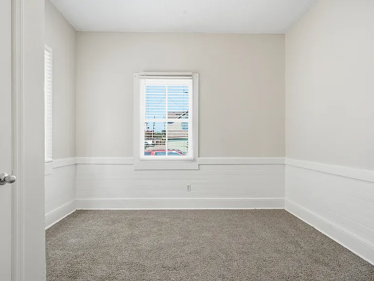 520 E Hall Ln — Photo 13