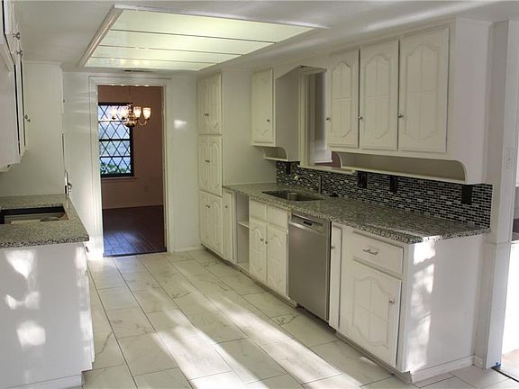 3rd image of 603 Oxford Dr