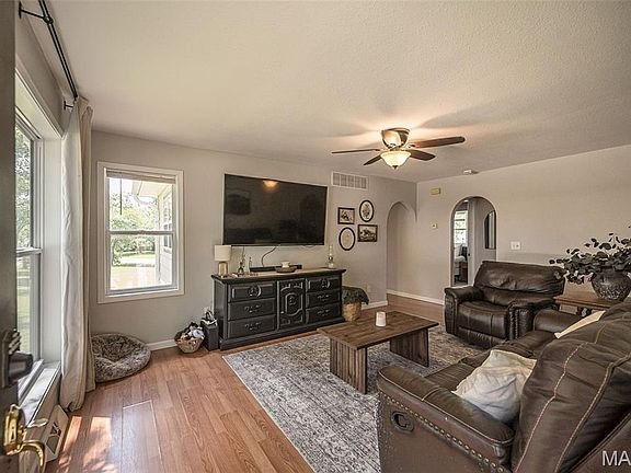 3rd image of 701 E Pear Ave
