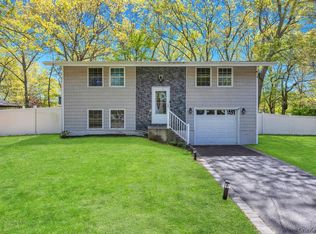 32 Lodge Ln, East Setauket, NY 11733