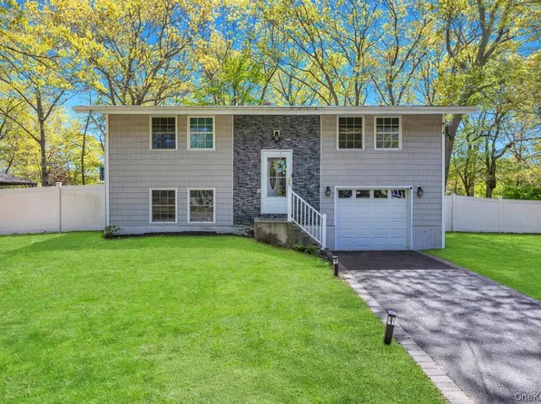 32 Lodge Lane, East Setauket, NY 11733