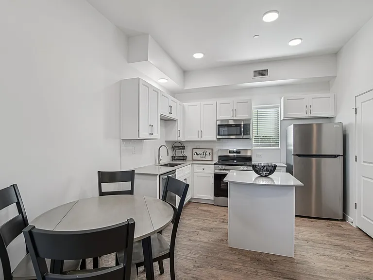 Williams Court — Photo 12