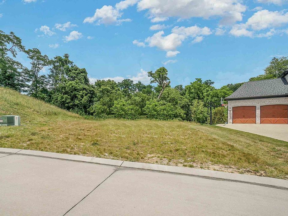 2nd image of 300 Crown Point Cir